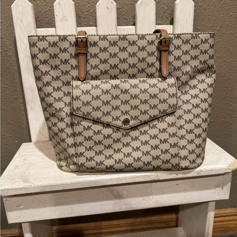 Beautiful like new with tags off-white light brown Michael Kors three comp